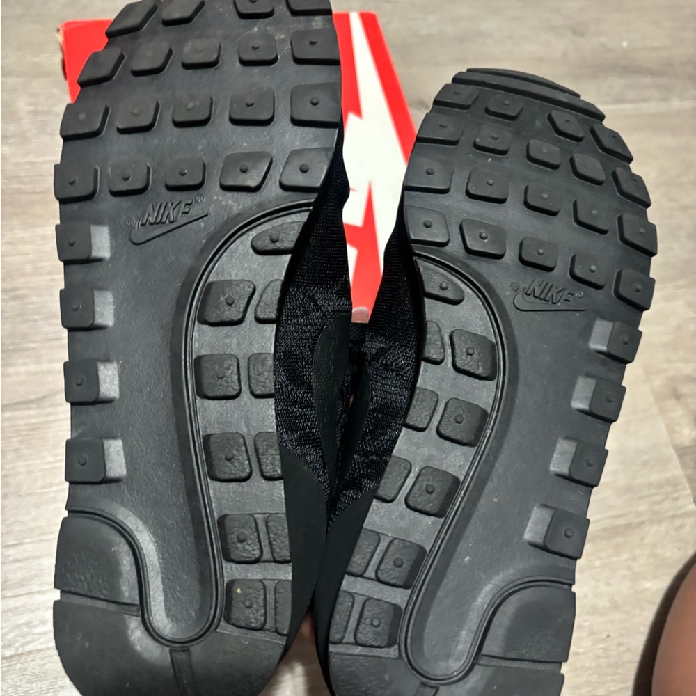 Nike women Black and Gray Athletic Shoes - Picture 9 of 12